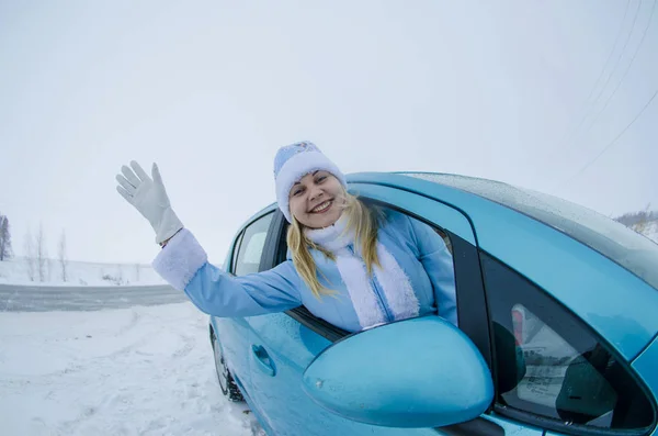 Piękne Uśmiechający Się Wnuczka Santa Claus Siedzi Samochodzie Macha — Zdjęcie stockowe