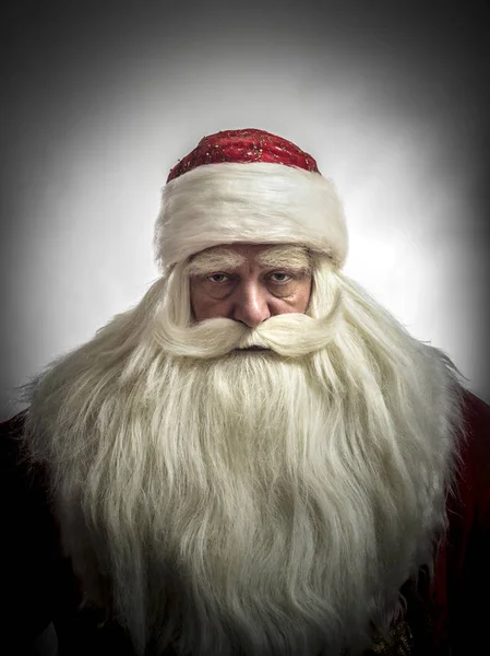 Este Santa Claus Felicita Por Fondo Gris —  Fotos de Stock