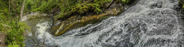 Panorama Und Malerische Aussicht Auf Einen Gebirgsbach Und Einen Wasserfall — Stockfoto