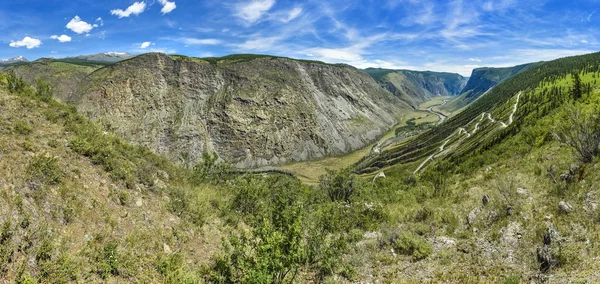 Panorama Una Escena Hermosas Majestuosas Montañas Paso Con Valle Verano — Foto de Stock