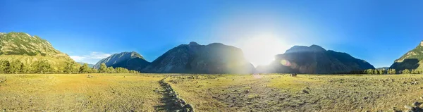 Panorama Scène Van Mooie Majestueuze Getextureerde Bergen Aan Horizon Met — Stockfoto