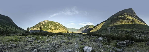 Panoráma Jelenetet Gyönyörű Fenséges Hegyek Nyári Kék Háttér Altáj Szibéria — Stock Fotó