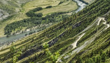 Panorama ve bir dağ nehir ile güzel bir güzel ve görkemli dik geçiş sahne. Geçmek Katu-Yaryk, altay, Sibirya, Rusya Federasyonu.