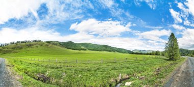 Güzel ve görkemli bir görünüm ve doğal ve vahşi doğa Panoraması. Panorama ve güzel ve görkemli dağlar ve yaz mavi gökyüzü karşı bir ülkede yol. Altay, Sibirya, Rusya Federasyonu.