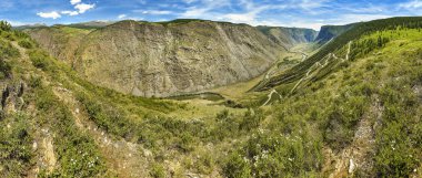 Panorama ve güzel ve görkemli dağlar ve bir geçiş ile bir vadi, yaz mavi gökyüzü karşı. Altay, Sibirya, Rusya Federasyonu. Chulyshman Nehri.