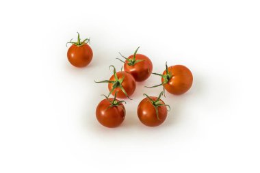 Güzel kırmızı kiraz domates bir beyaz izole arka plan üzerinde yalan.