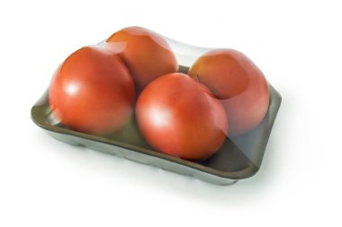 Bir plastik dört kırmızı olgun domates yalan beyaz izole zemin üzerine sarın..