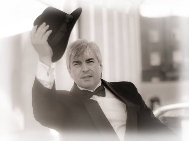 Bir yaz kafede oturan gri saçlı yaşlı gangster. Vintage bir arka plan siyah onun hatagainst sallayarak siyah takım elbiseli bir gri saçlı yaşlı gangster.