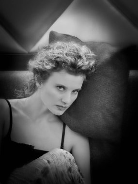 Güzel ve parlak bir iç kafede koltukta oturan femme fatale