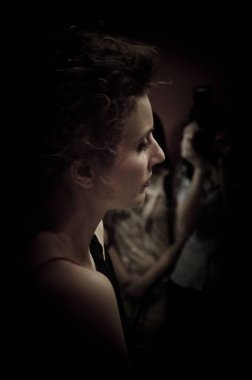 Güzel ve femme fatale bir karanlık iç