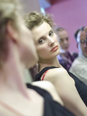 Güzel ve femme fatale iç ayna yansıması yakın: