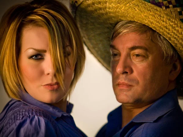 一个草帽的拉丁男人和一个金发女郎在一起一个可敬的灰色头发的拉美裔男性在一个美丽的金发女人草帽 — 图库照片
