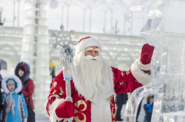 Buz şehrin bir arka plan üzerine açık havada neşeli Noel Baba olduğunu