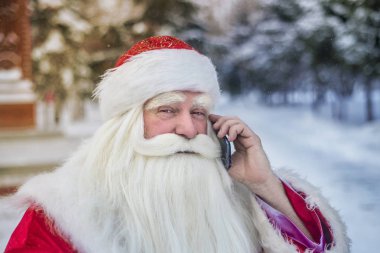 Happy New Year ormandaki temiz hava ve cep telefonu görüşmeleri komik ve neşeli Noel Baba'ya