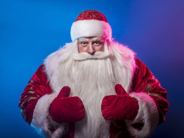 Bir mavi ve koyu arka plan üzerinde eğlenceli ve komik Noel Baba tebrik