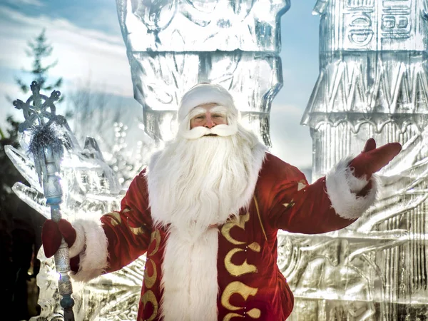 圣诞老人在冰镇的背景下露天 — 图库照片