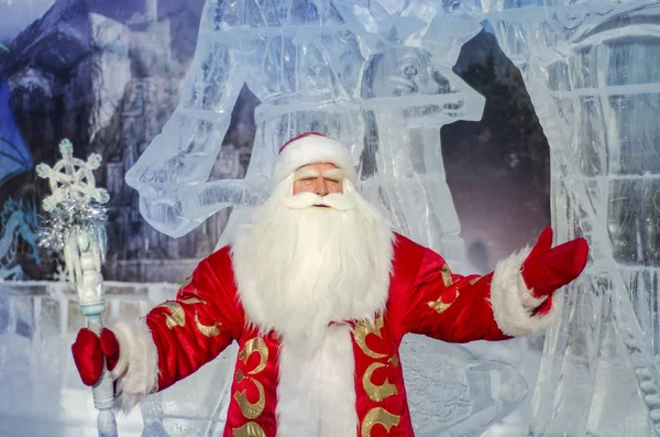 Jolly Santa Claus Está Aire Libre Fondo Ciudad Hielo —  Fotos de Stock