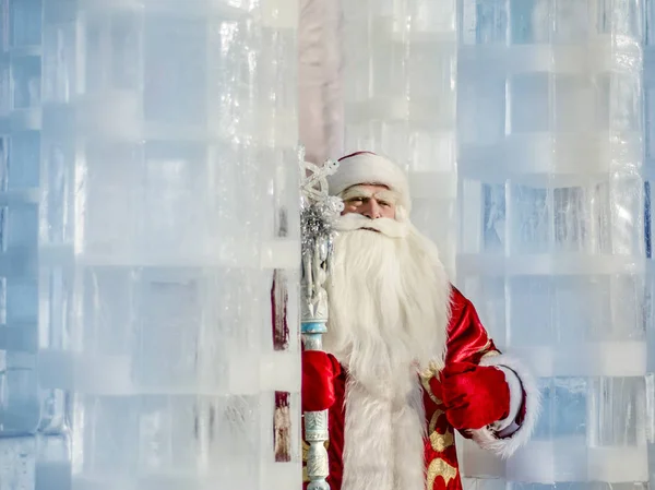 Lustiger Weihnachtsmann Unter Freiem Himmel Vor Dem Hintergrund Der Eisstadt — Stockfoto