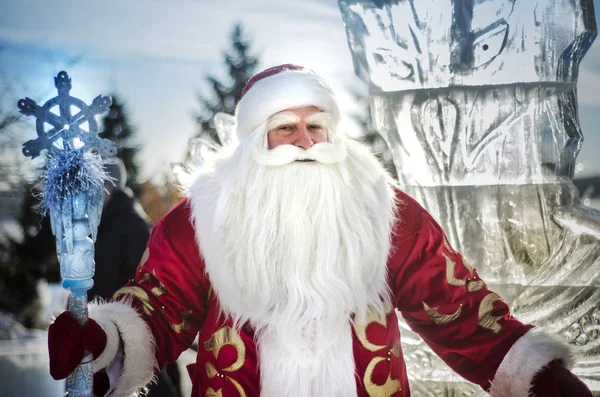 Jolly Santa Claus Είναι Στον Αέρα Ένα Υπόβαθρο Της Πόλης — Φωτογραφία Αρχείου