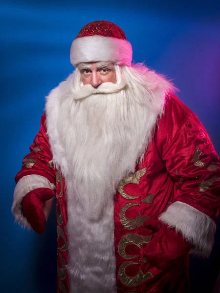 Grappig Grappige Santa Claus Feliciteert Met Een Blauwe Donkere Achtergrond — Stockfoto