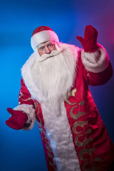 Drôle Drôle Père Noël Félicite Sur Fond Bleu Sombre — Photo