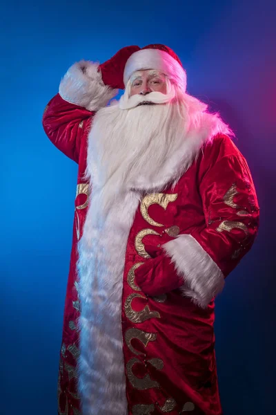 Grappig Grappige Santa Claus Feliciteert Met Een Blauwe Donkere Achtergrond — Stockfoto