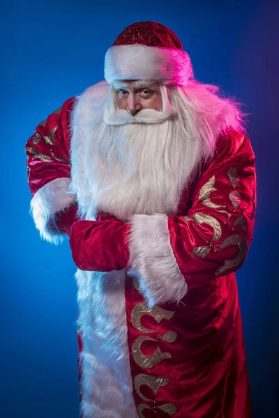 Grappig Grappige Santa Claus Feliciteert Met Een Blauwe Donkere Achtergrond — Stockfoto