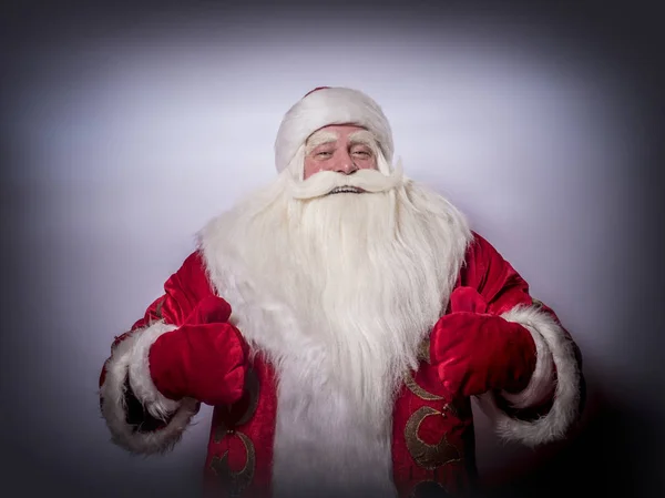 Grappig Grappige Santa Claus Feliciteert Met Een Grijze Achtergrond — Stockfoto