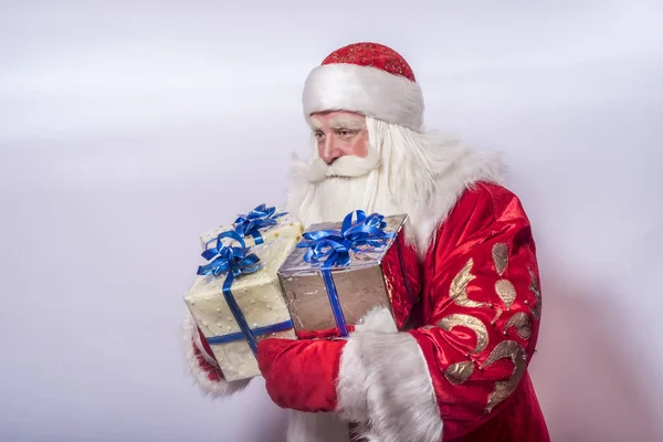 Babbo Natale Divertente Divertente Uno Sfondo Grigio Congratula Sacco Regali — Foto Stock