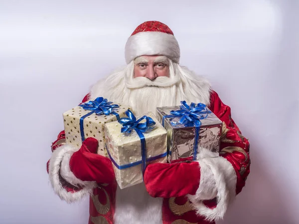 Babbo Natale Divertente Divertente Uno Sfondo Grigio Congratula Sacco Regali — Foto Stock