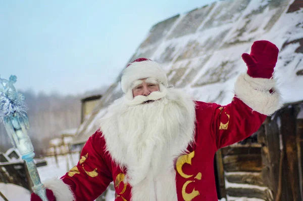 Papai Noel Tradicional Livre Perto Uma Cabana Madeira — Fotografia de Stock