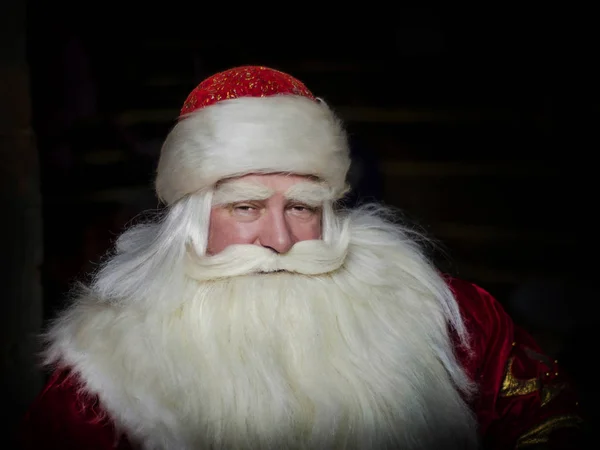 Het Ernstige Portret Van Kerstman Een Donkere Kamer — Stockfoto