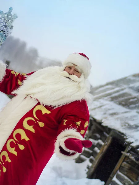 Santa Claus Open Lucht Buurt Van Een Houten Hut Feliciteert — Stockfoto