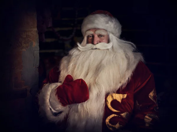 Ritratto Babbo Natale Tradizionale Una Stanza Buia — Foto Stock