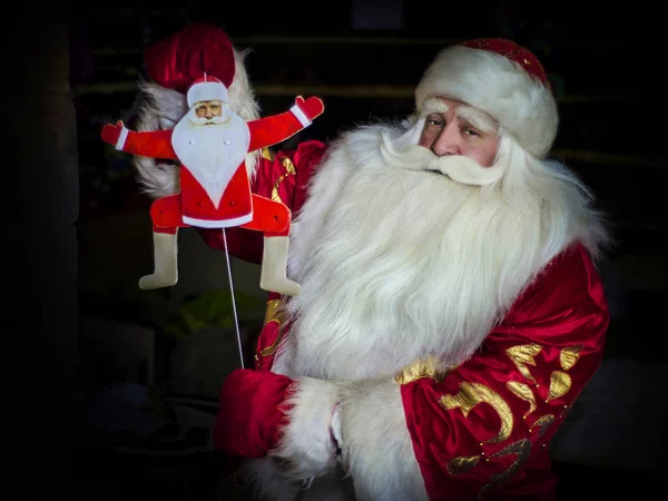 Tradicional Santa Claus Una Habitación Oscura Con Deseos Juguete —  Fotos de Stock