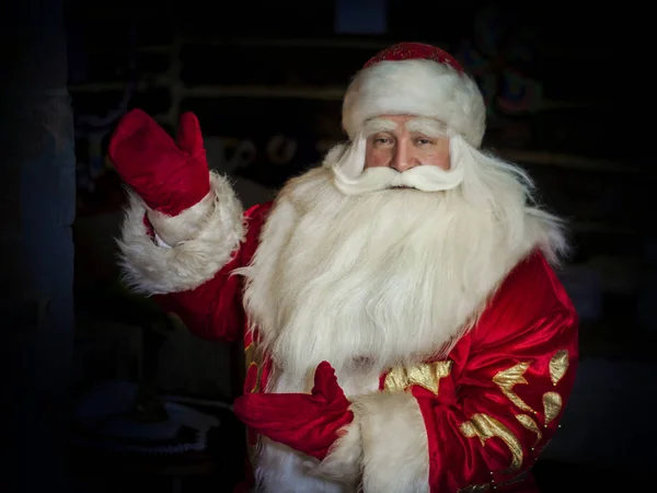 Traditionele Santa Claus Een Donkere Kamer Wenst — Stockfoto