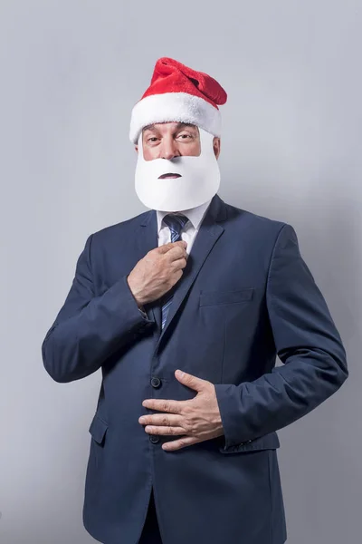 Schöner Geschäftsmann Der Sich Als Weihnachtsmann Auf Grauem Hintergrund Verkleidet — Stockfoto