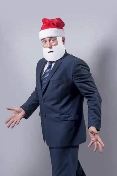 Schöner Geschäftsmann Der Sich Als Weihnachtsmann Auf Grauem Hintergrund Verkleidet — Stockfoto