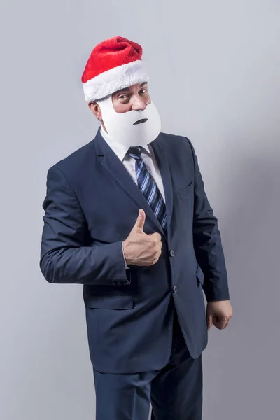 Красивый Бизнесмен Который Нарядил Санта Клауса Сером Фоне — стоковое фото