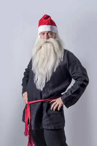 Velho Homem Tradicional Vestido Papai Noel Fundo Cinza — Fotografia de Stock