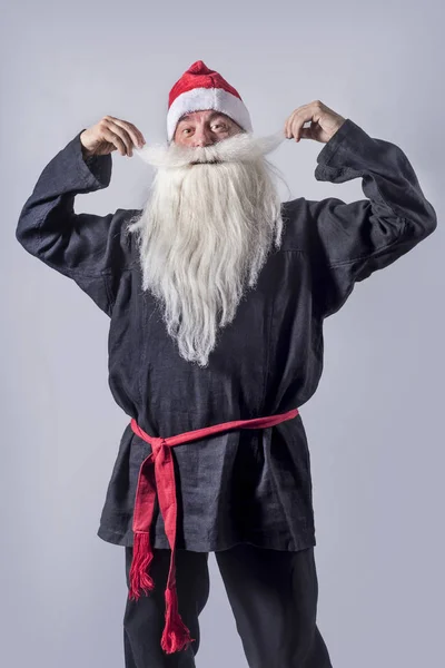 Alter Traditioneller Mann Als Weihnachtsmann Auf Grauem Hintergrund Gekleidet — Stockfoto