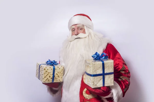 Grappig Grappige Kerstman Een Grijze Achtergrond Feliciteert Geeft Een Heleboel — Stockfoto
