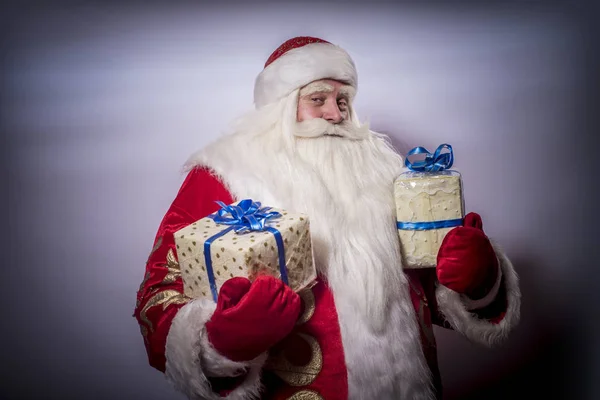 Babbo Natale Divertente Divertente Uno Sfondo Grigio Congratula Sacco Regali — Foto Stock