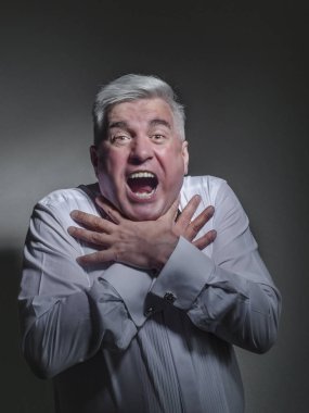 Beyaz gömlek ve siyah papyon gri saçlı, saygın bir adam duygusal bir işadamı, bir COMPER ve bir aktör görüntüdeki siyah bir arka plan karşı poz.