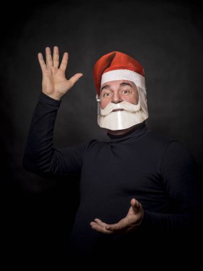Noel Baba gibi giyinmiş ve karanlık bir arka plan üzerinde duran yaşlı bir zengin adam