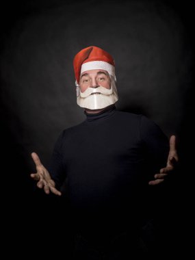 Noel Baba gibi giyinmiş ve karanlık bir arka plan üzerinde duran yaşlı bir zengin adam