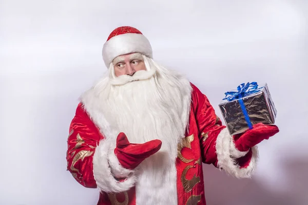 Grappig Grappige Kerstman Een Grijze Achtergrond Feliciteert Geeft Een — Stockfoto