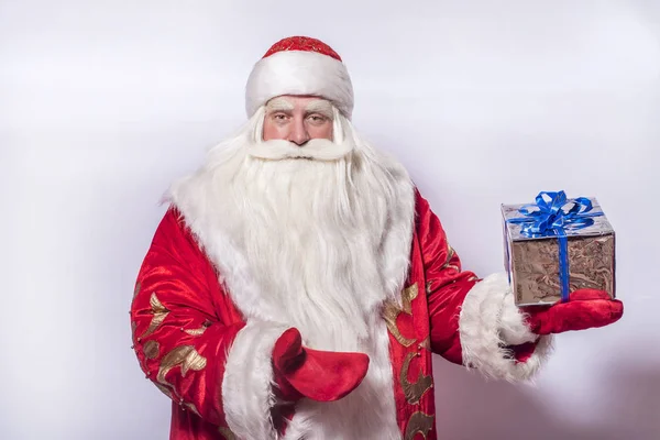 Lustige Und Lustige Weihnachtsmänner Auf Grauem Hintergrund Gratulieren Und Geben — Stockfoto