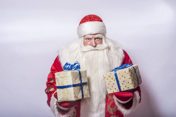 Lustiger Und Lustiger Weihnachtsmann Auf Grauem Hintergrund Gratuliert Und Beschenkt — Stockfoto