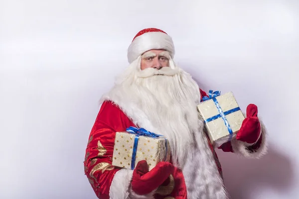 Zabawne Śmieszne Santa Claus Szarym Tle Gratuluje Daje Dużo Prezentów — Zdjęcie stockowe